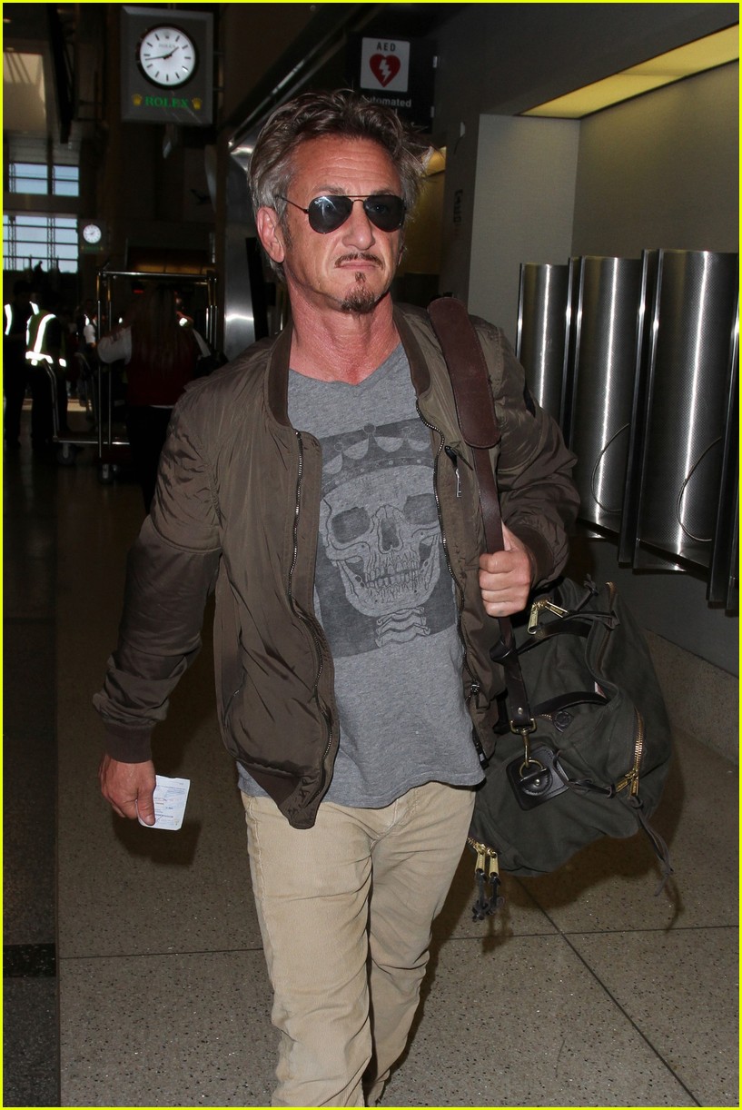 Sean Penn Flies Out of LAX After 'Angry Birds' Announcement Photo