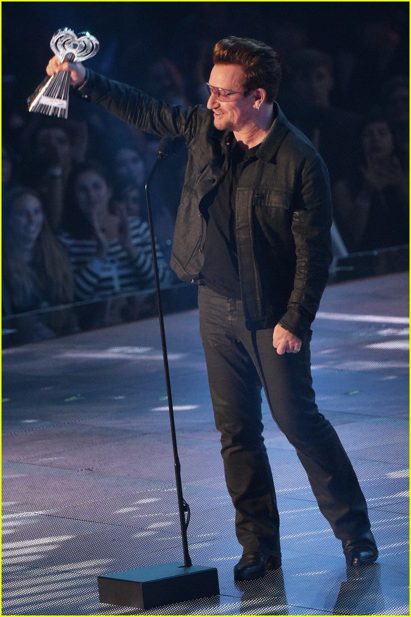 Pharrell Williams Presents Innovator Award to U2 at iHeartRadio Music(01)