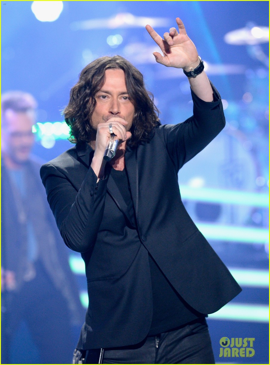 Chris Daughtry & 'American Idol' Rockers Take the Stage at Finale