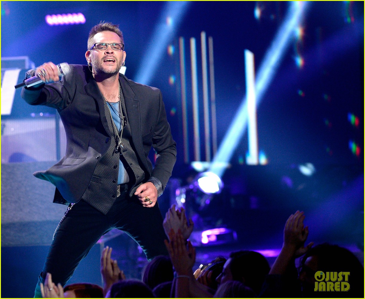 Chris Daughtry & 'American Idol' Rockers Take the Stage at Finale