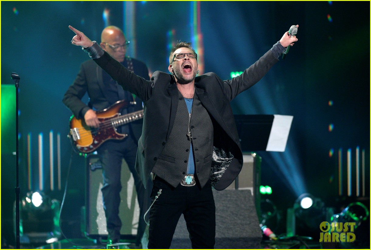 Chris Daughtry & 'American Idol' Rockers Take the Stage at Finale
