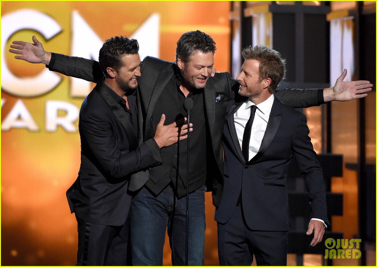 Blake Shelton's ACM Awards 2016 Performance Video Watch Now! Photo