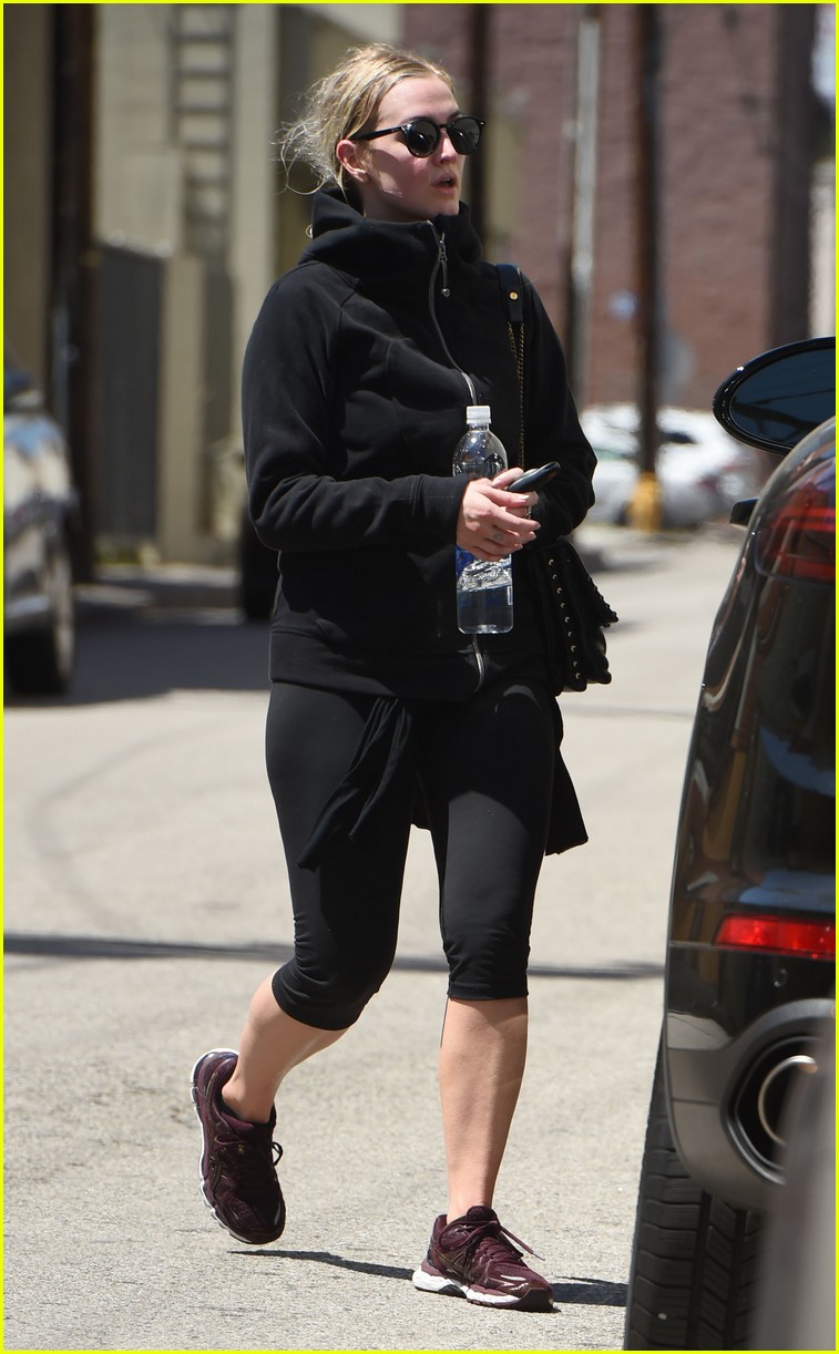 Ashlee Simpson Braves Heat in All Black After Workout: Photo 3636713