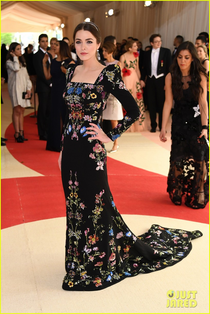 Anna Wintour Poses With Daughter Bee Shaffer at Met Gala 2016 Photo