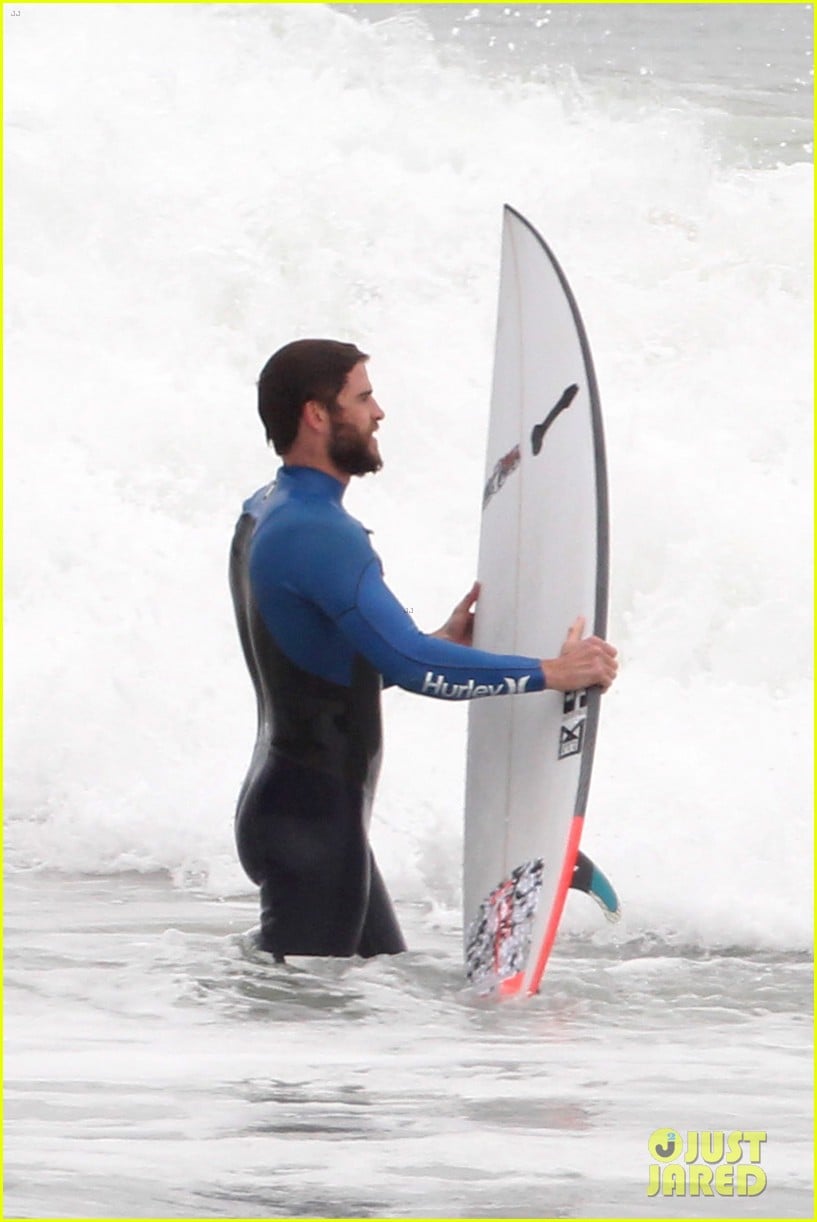 Liam Hemsworth Strips Out of His Wetsuit After Surfing Session Photo