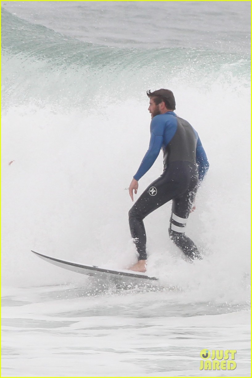 Liam Hemsworth Strips Out of His Wetsuit After Surfing Session Photo