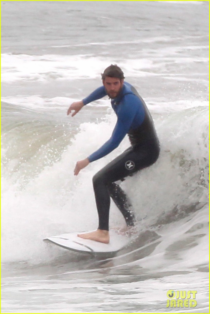 Liam Hemsworth Strips Out of His Wetsuit After Surfing Session Photo