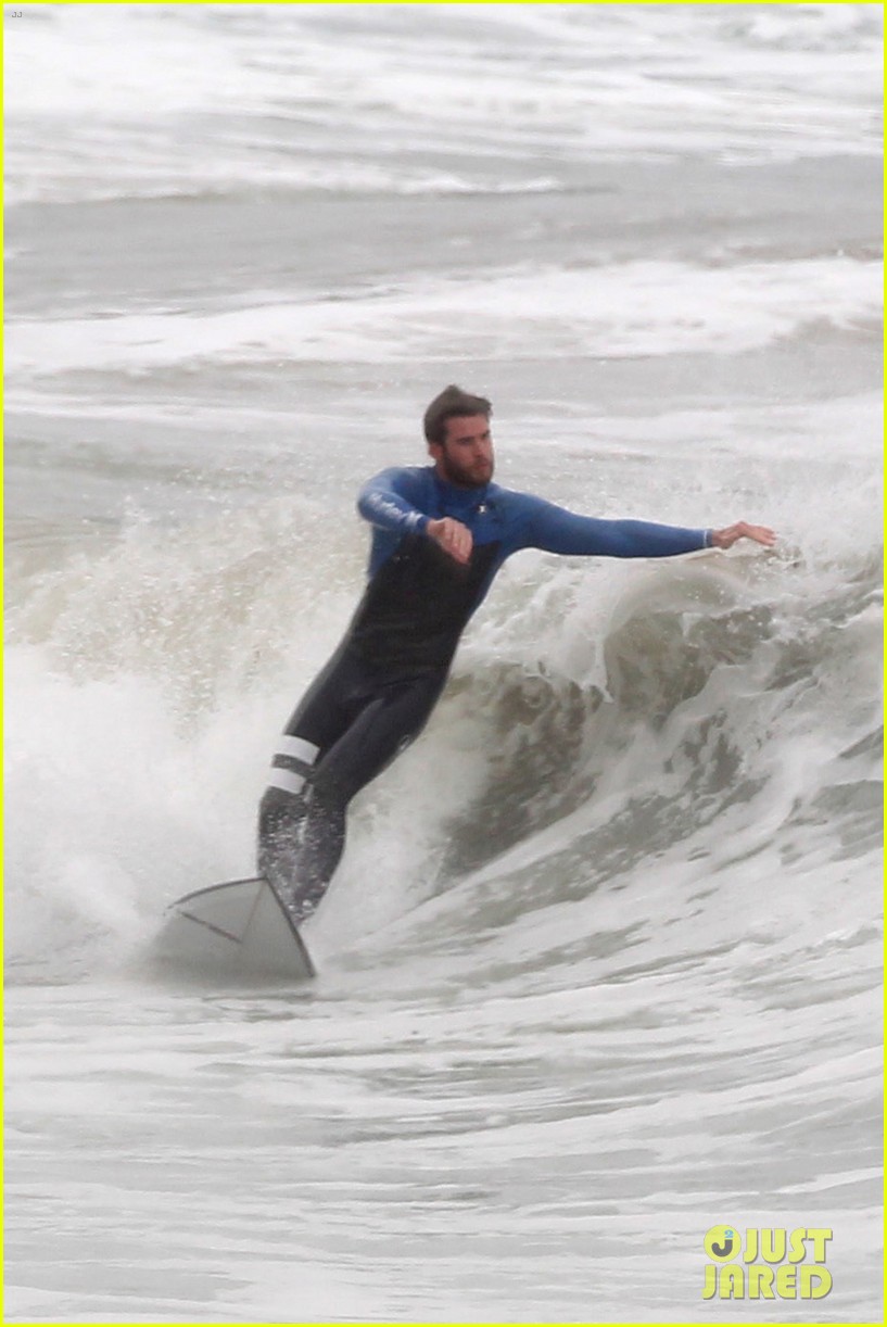 Liam Hemsworth Strips Out of His Wetsuit After Surfing Session Photo