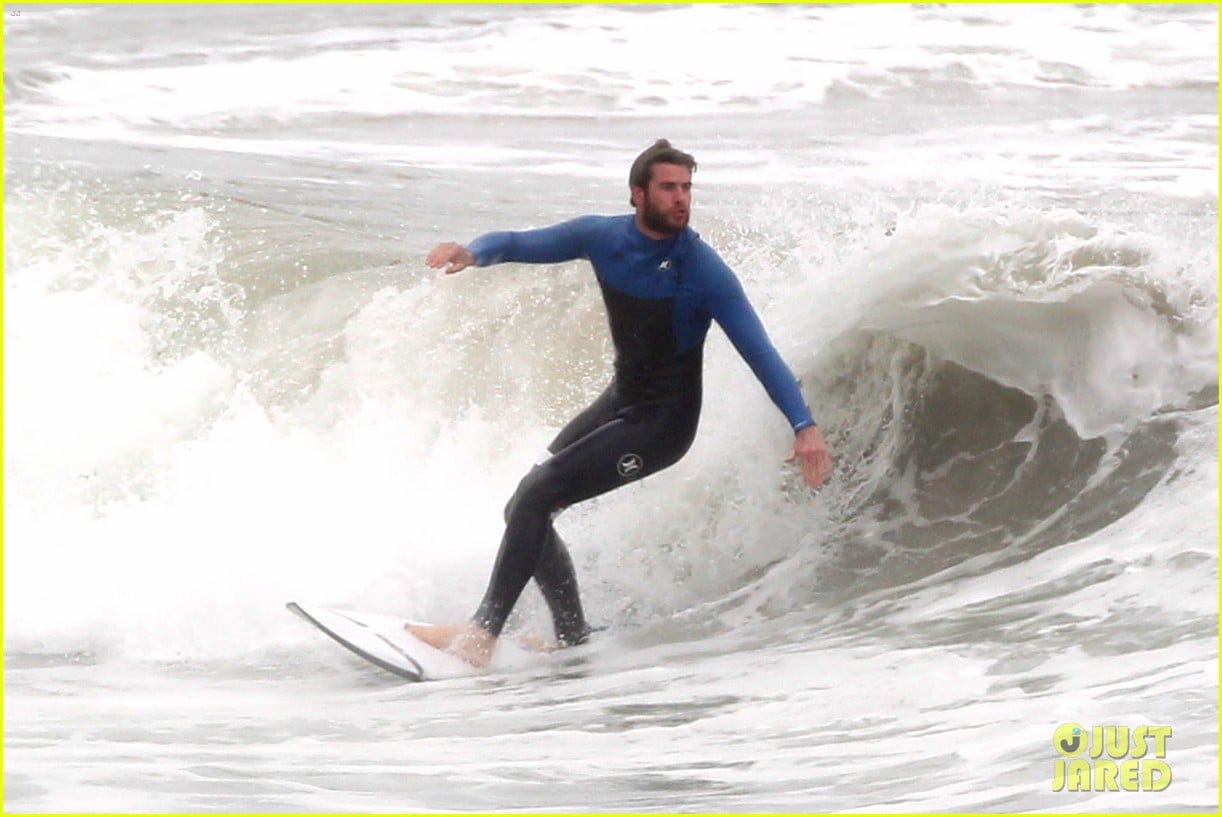Liam Hemsworth Strips Out of His Wetsuit After Surfing Session Photo