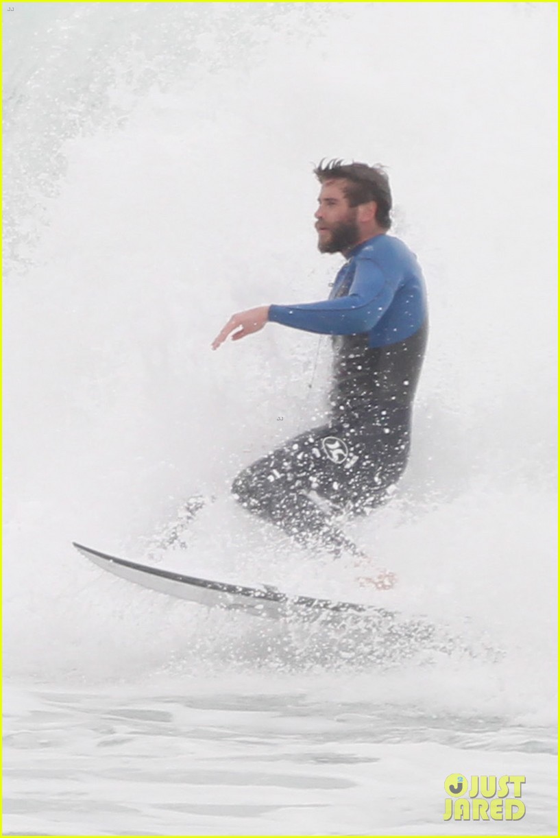 Liam Hemsworth Strips Out of His Wetsuit After Surfing Session Photo