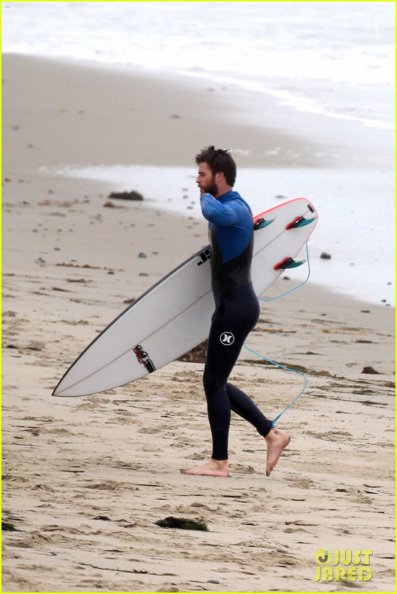 Liam Hemsworth Strips Out of His Wetsuit After Surfing Session Photo