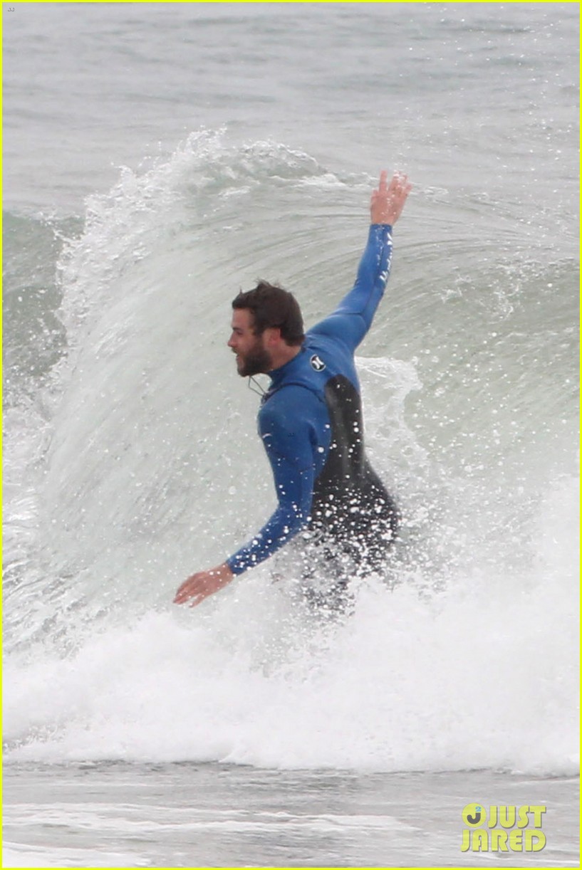 Liam Hemsworth Strips Out of His Wetsuit After Surfing Session Photo