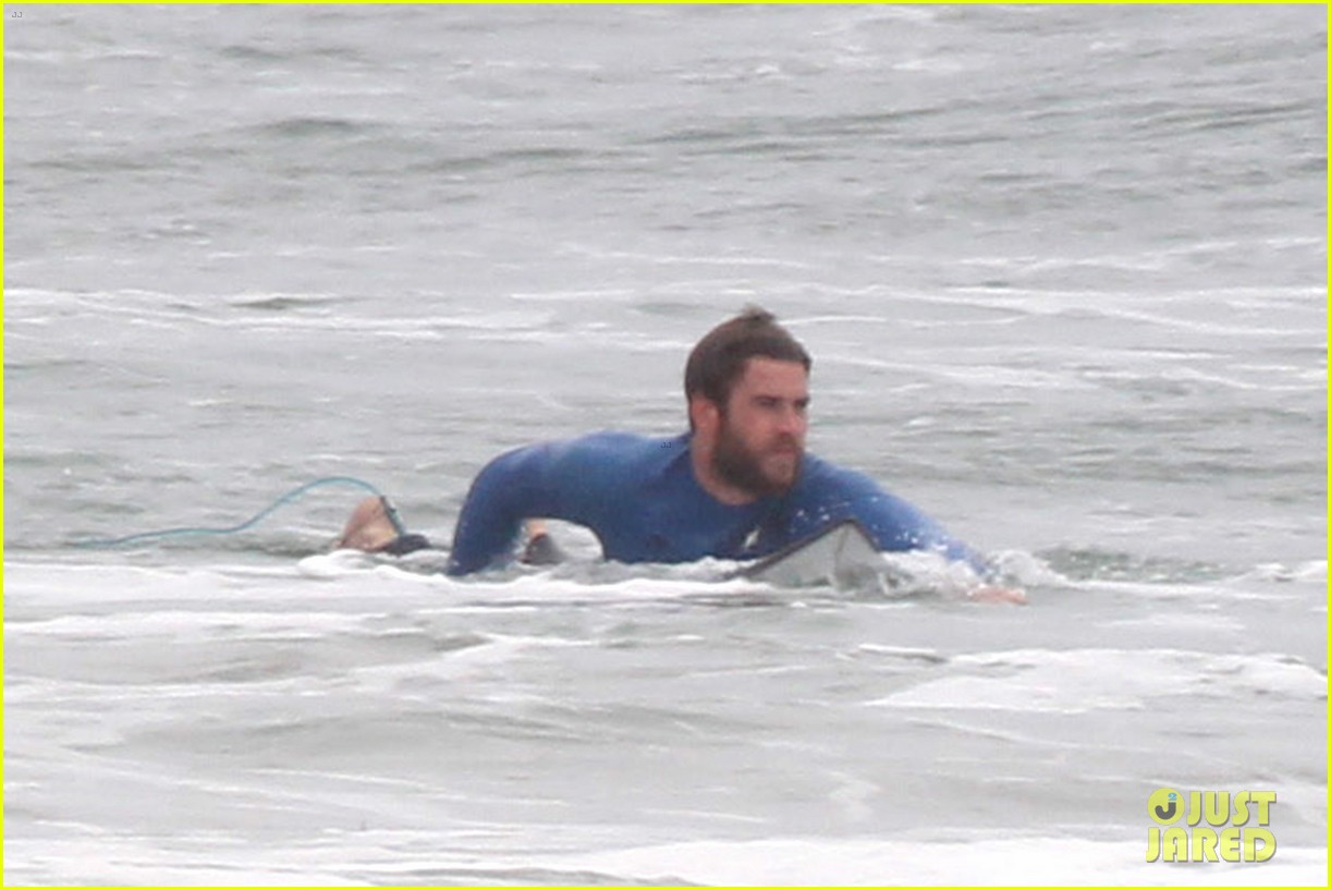 Liam Hemsworth Strips Out of His Wetsuit After Surfing Session Photo