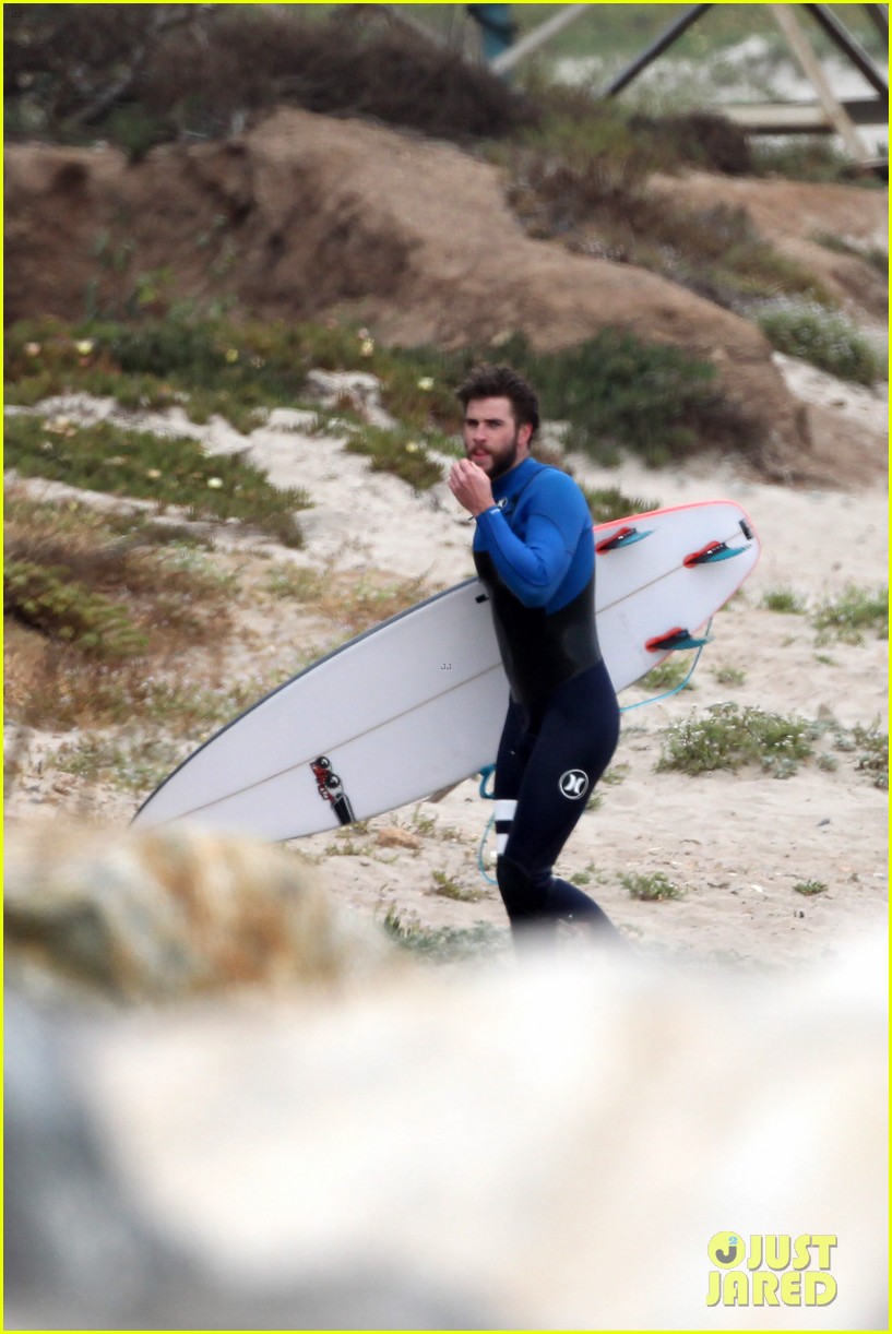 Liam Hemsworth Strips Out of His Wetsuit After Surfing Session Photo
