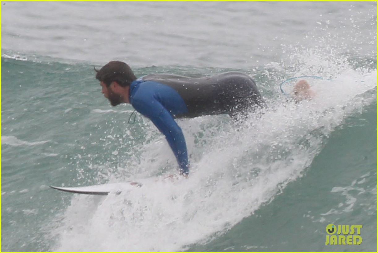 Liam Hemsworth Strips Out of His Wetsuit After Surfing Session Photo