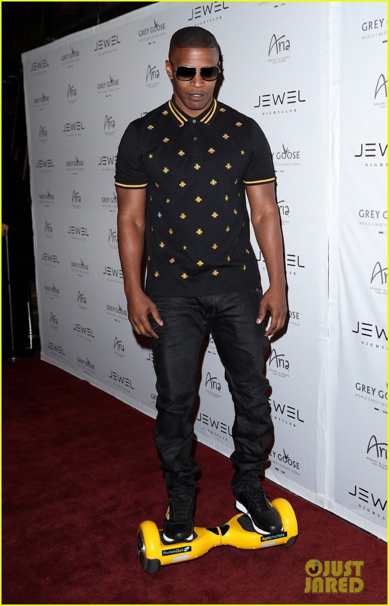 Jamie Foxx Jams on a Tiny Toy Piano in Las Vegas Photo 3661970 Jamie