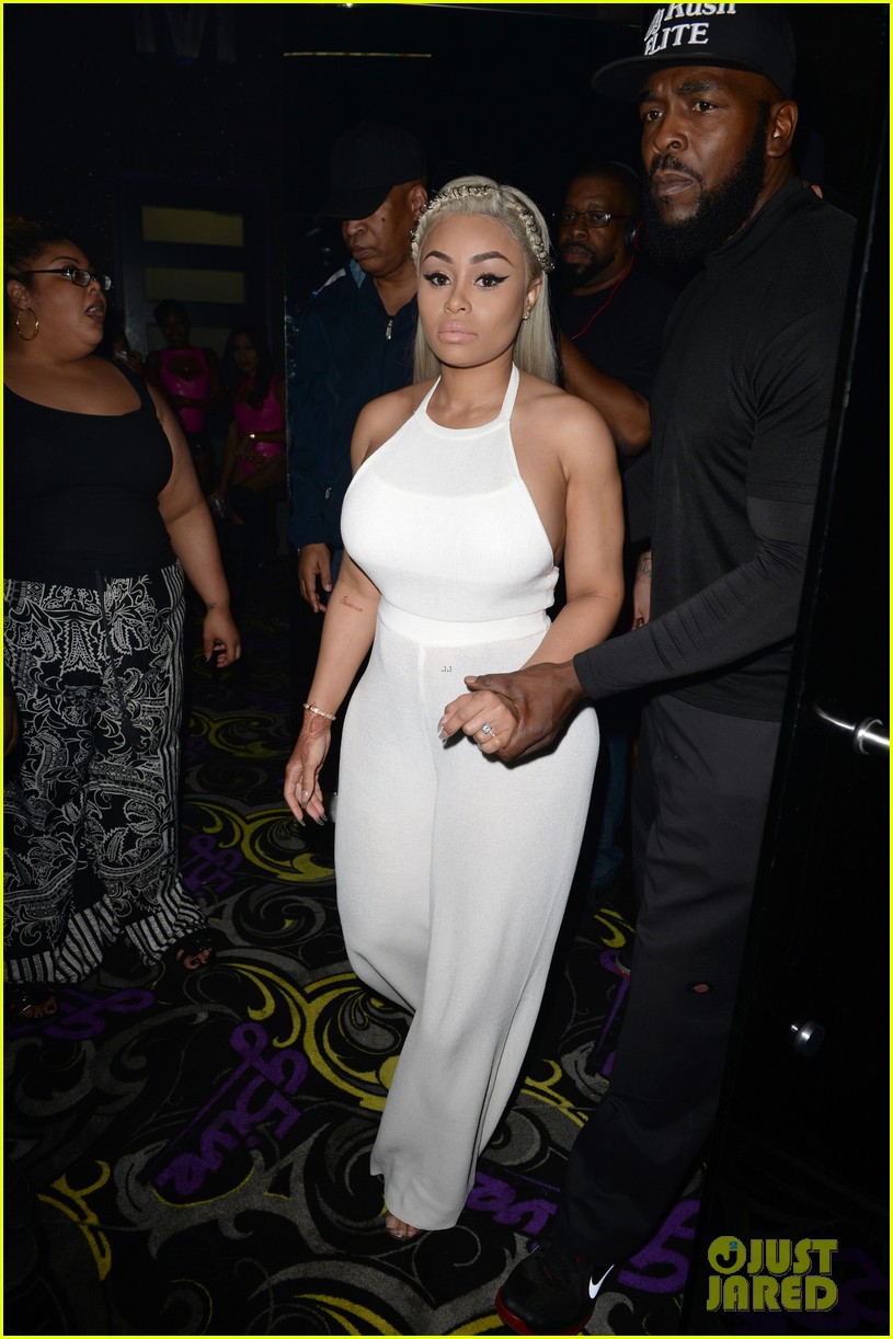 Rob Kardashian Celebrates Pregnant Blac Chyna Brithday With 28 Bouquets(02)