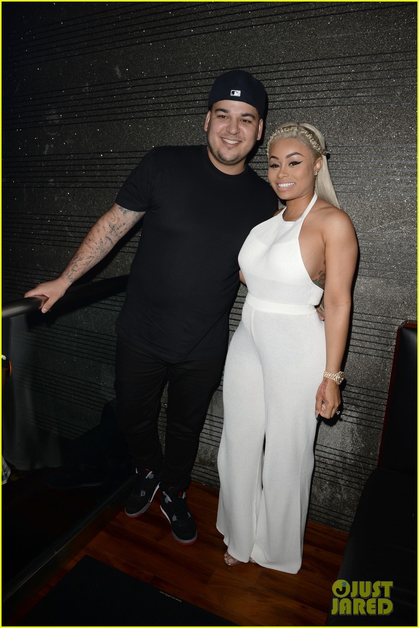 Rob Kardashian Celebrates Pregnant Blac Chyna Brithday With 28 Bouquets