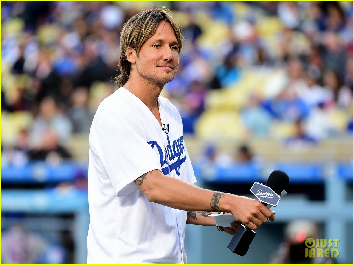 Photo Keith Urban Announces Starting Lineup At Dodgers Game 04 Photo Photo Keith Urban Announces Starting Lineup At Dodgers Game 04 Photo