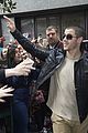 nick jonas selfies fans madrid promo album 07