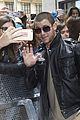 nick jonas selfies fans madrid promo album 09