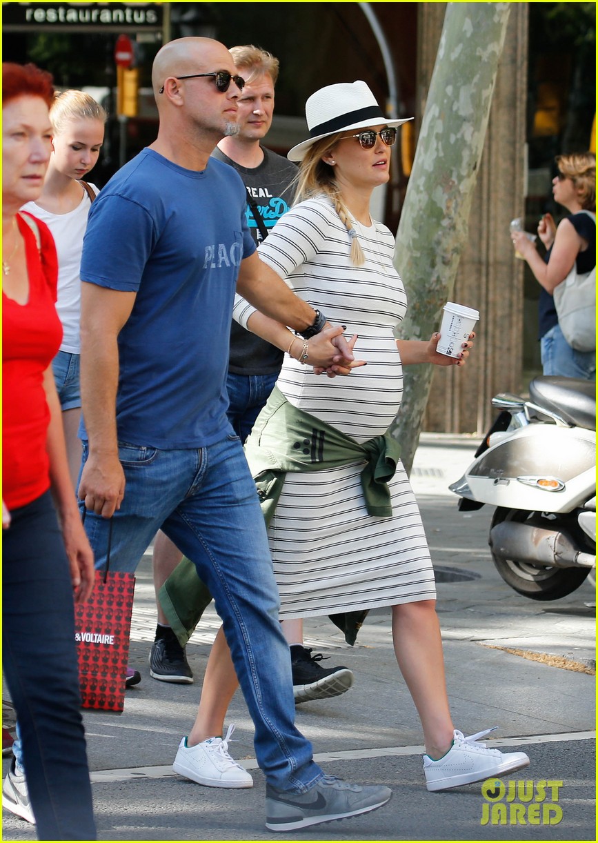 Pregnant Bar Refaeli Posts a Selfie With Her Growing Baby Bump! Photo