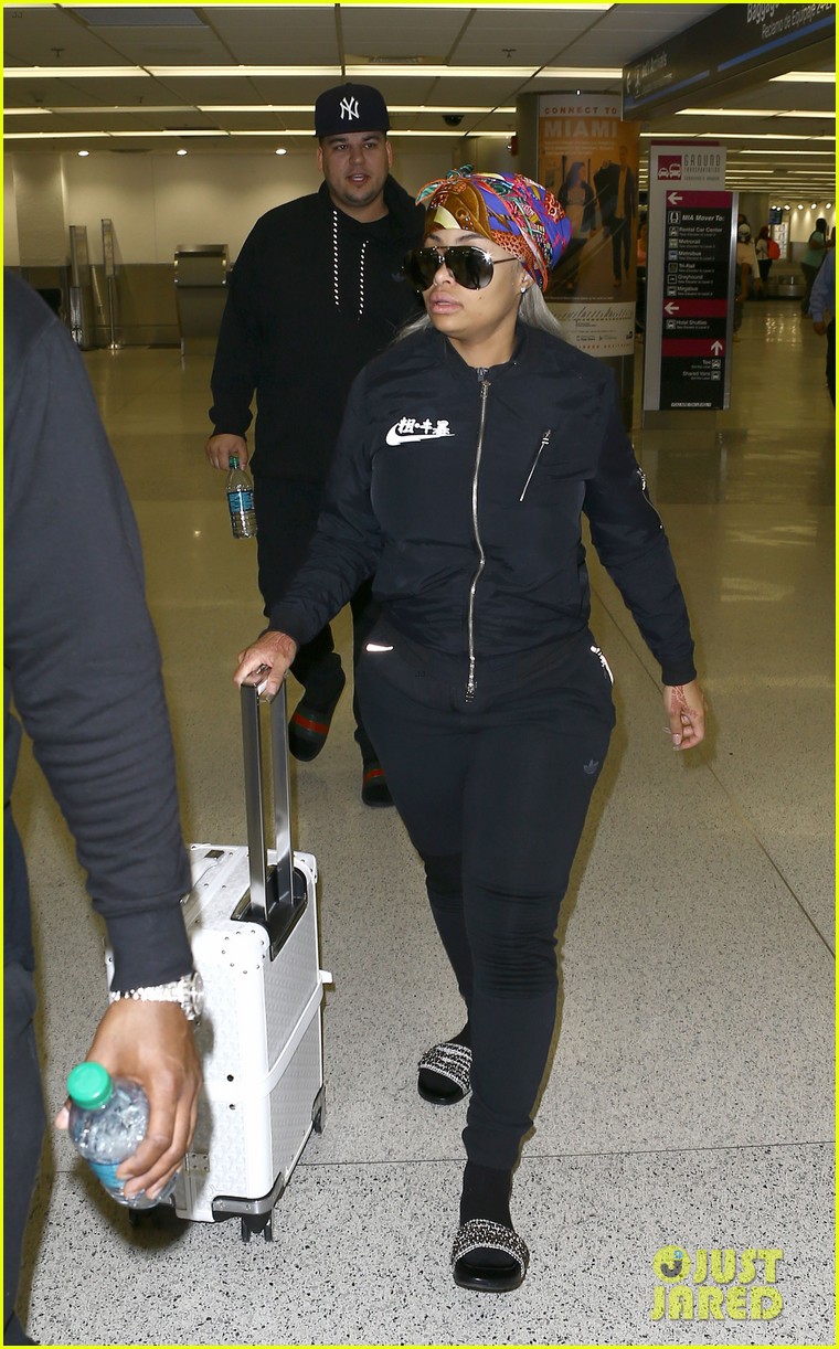 Kim & Khloe Kardashian Talk About Rob & Blac Chyna's Relationship in(01)