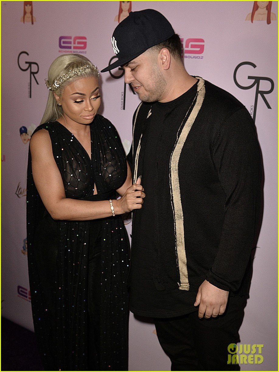 Rob Kardashian & Pregnant Blac Chyna Make a Red Carpet Appearance(02)