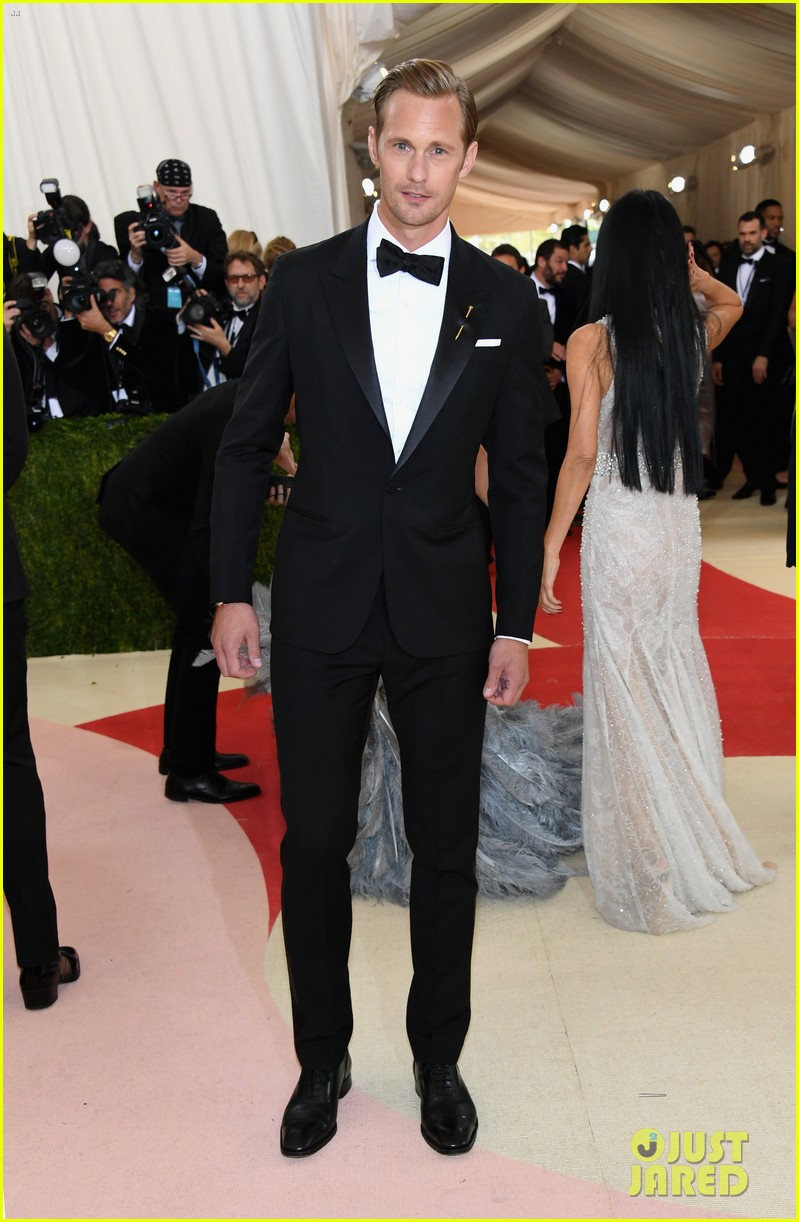 Alexander Skarsgard Goes Classic for Met Gala 2016 Carpet Photo
