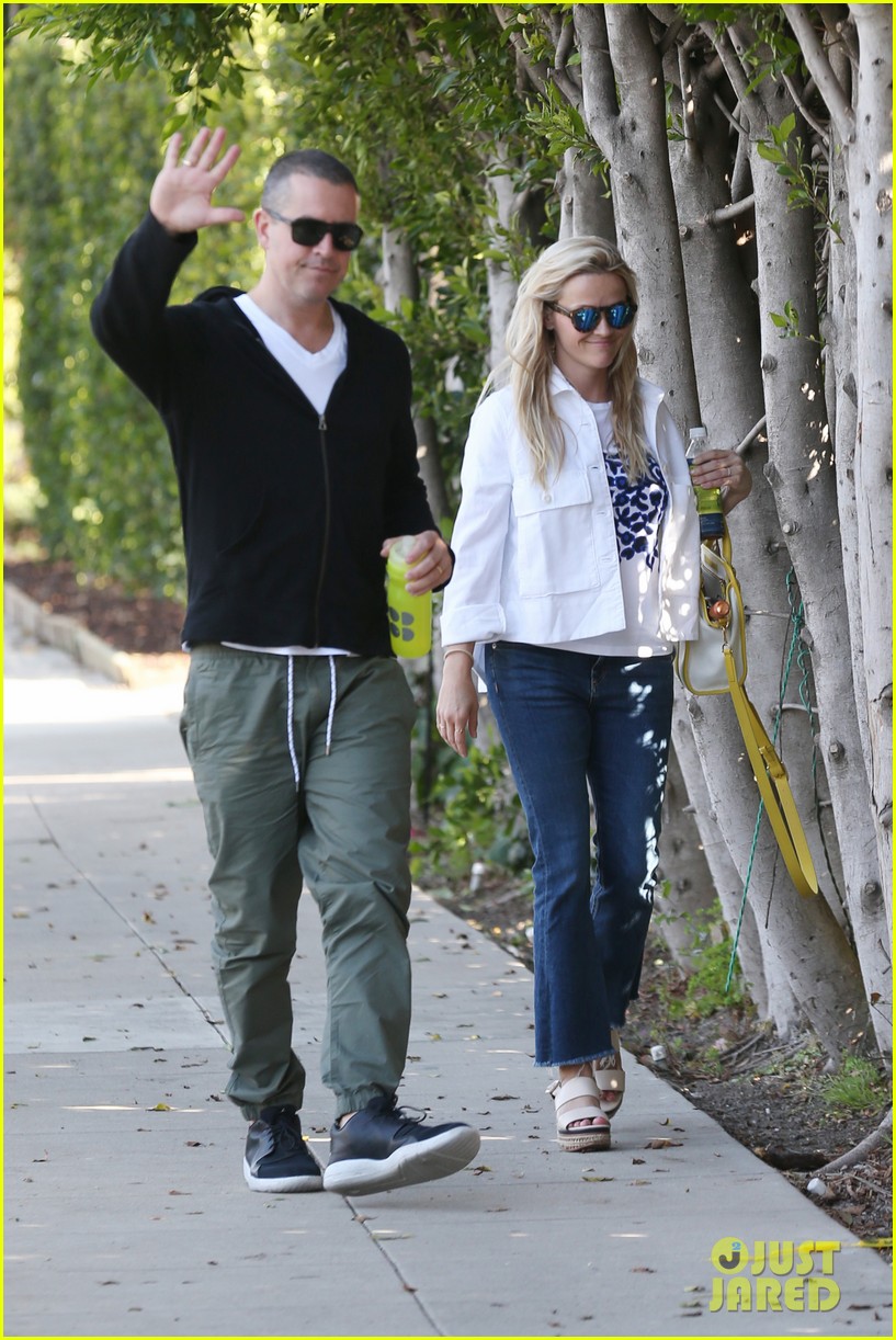 Reese Witherspoon Happily Strolls With Husband Jim Toth Photo 3648537