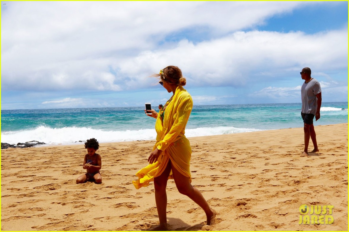 Beyonce Sports Fun Swimsuit for Family Vacation in Hawaii! Photo
