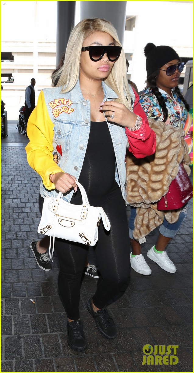 Blac Chyna Accentuates Baby Bump for Flight Out of Town: Photo 3688916
