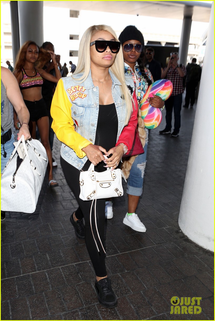 Blac Chyna Accentuates Baby Bump for Flight Out of Town: Photo 3688921