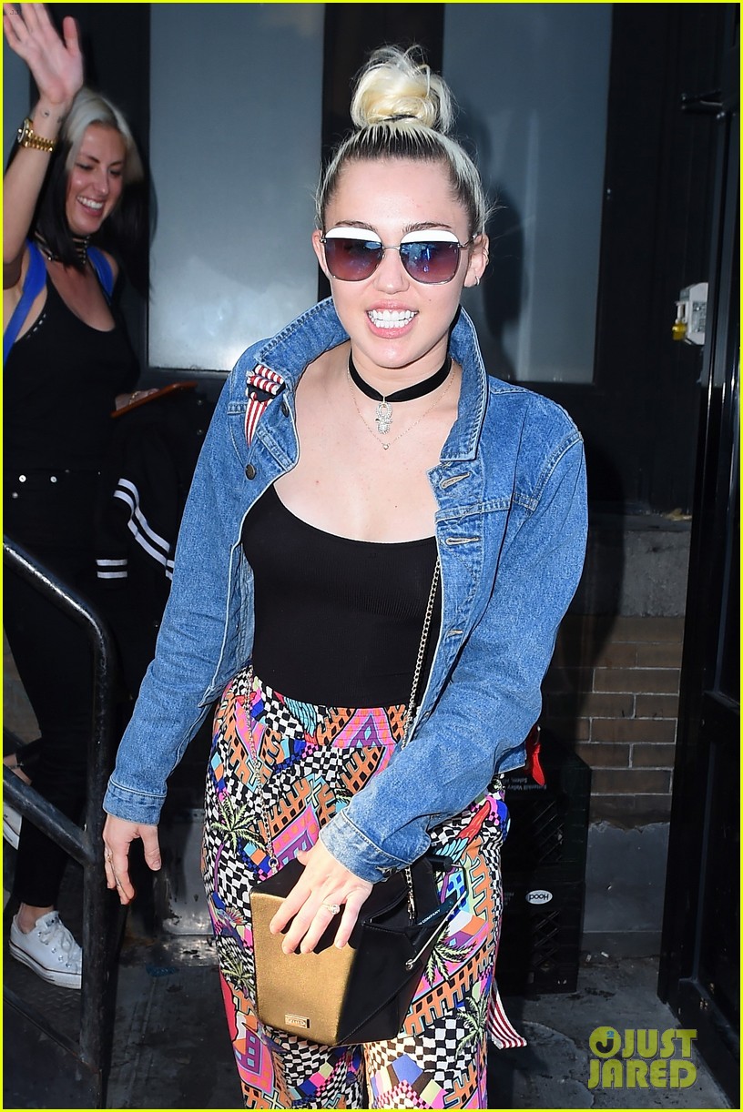 Miley Cyrus & Liam Hemsworth Hold Hands on Night Out: PH๏τo 3682410 | Liam Hemsworth, Miley Cyrus PH๏τos | Just Jared: Entertainment News