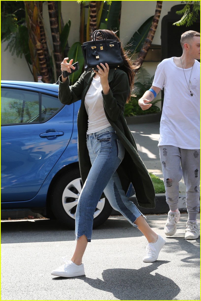 Drake & Hailey Baldwin Pictured on Dinner Date, Spotted Getting 'Very