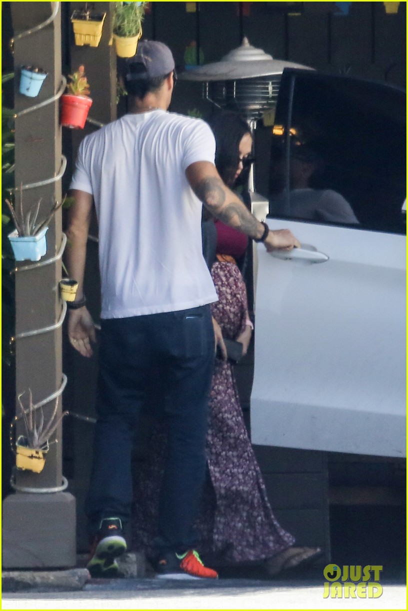 Pregnant Megan Fox Goes on Lunch Date with Brian Austin Green Photo(02)