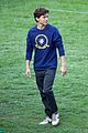 tom holland wears school sweatshirt on spider man homecoming set 17