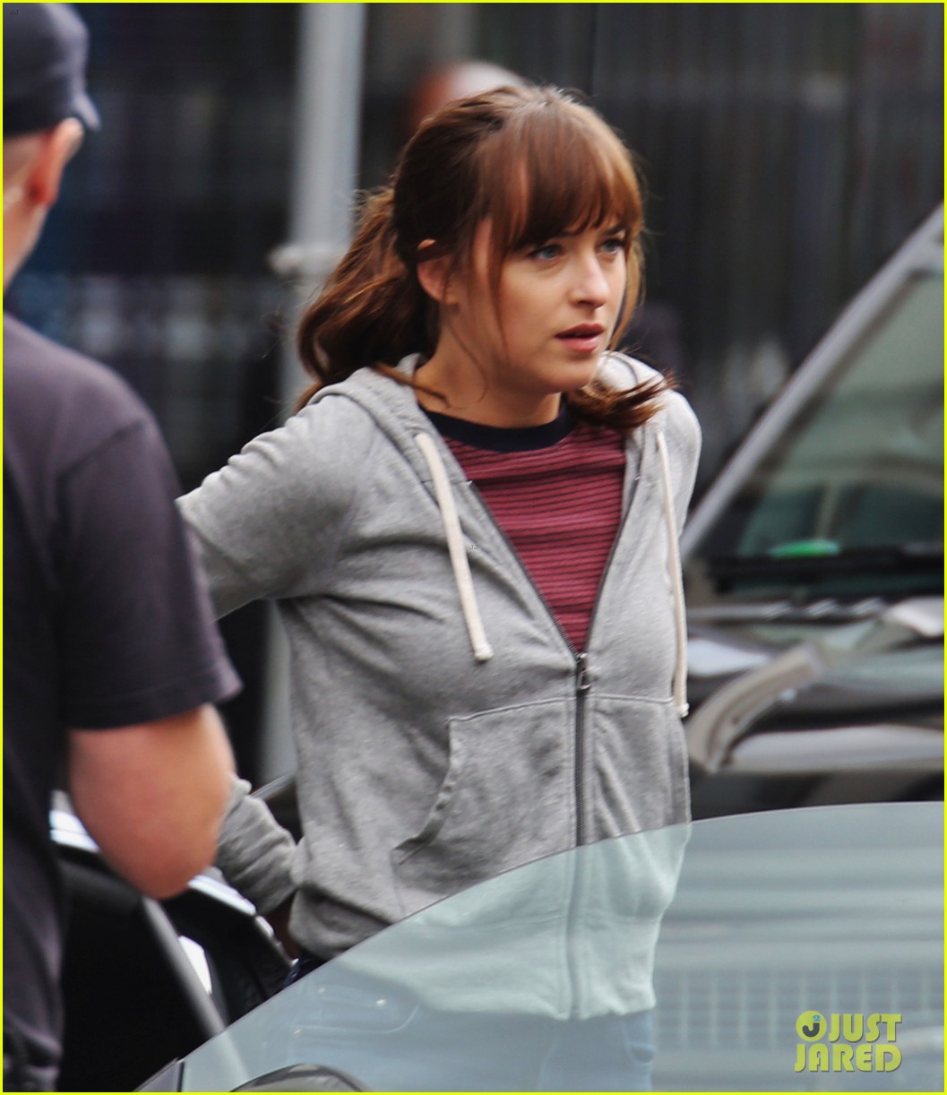 Dakota Johnson Is All Smiles on �Fifty Shades� Set After