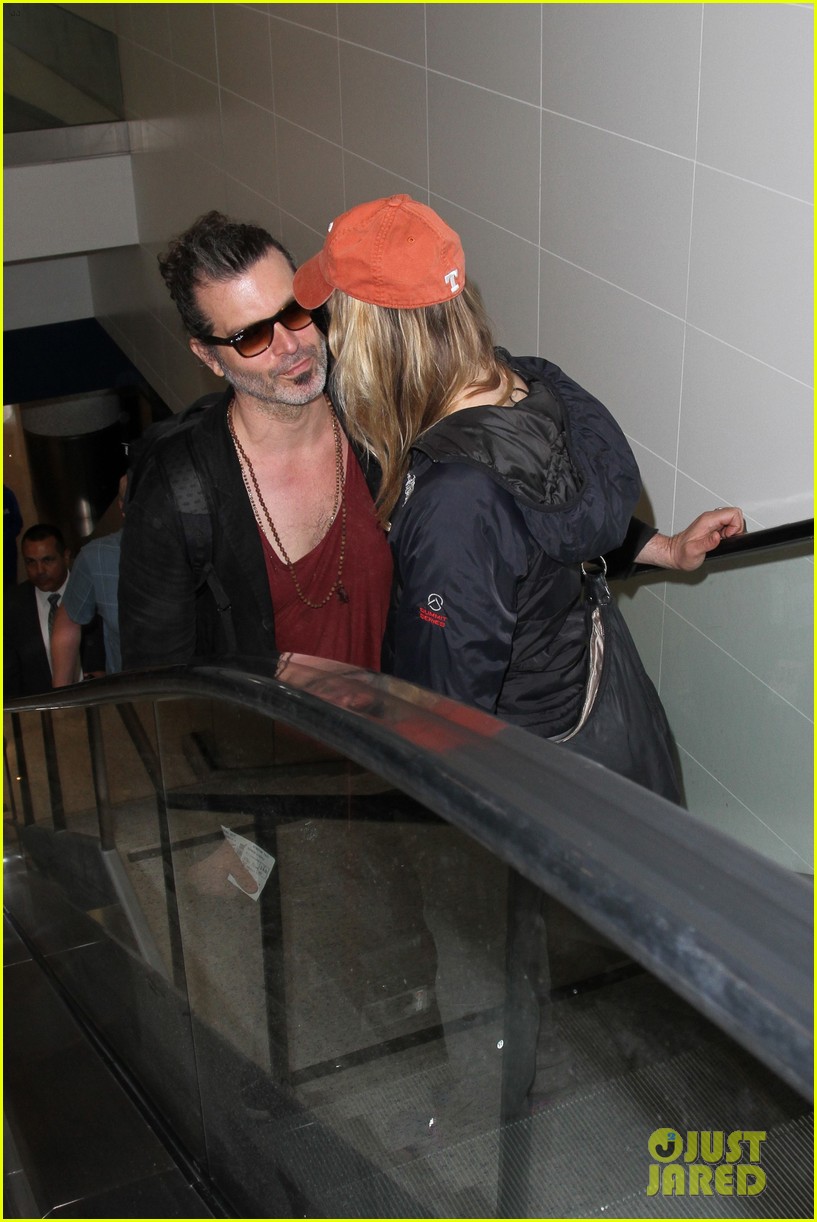 Renee Zellweger Kisses Boyfriend Doyle Bramhall II at Airport Photo(02)