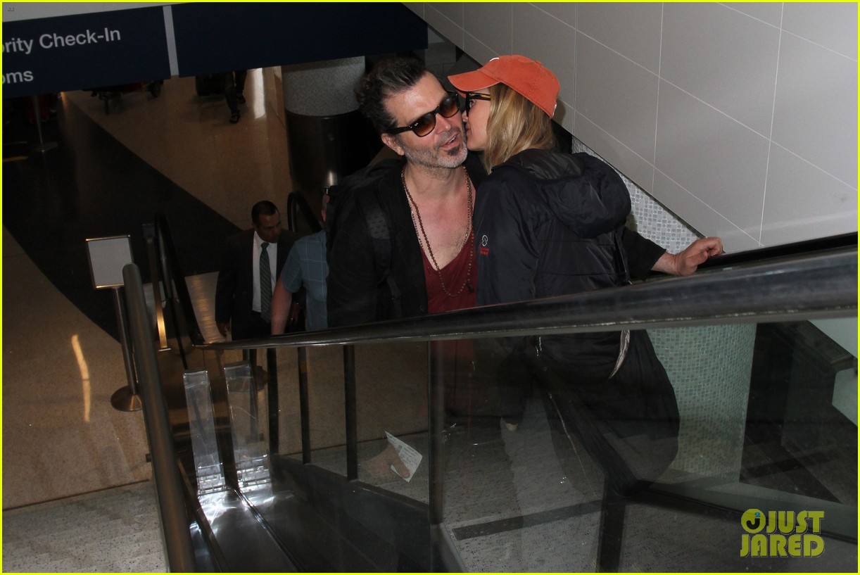 Renee Zellweger Kisses Boyfriend Doyle Bramhall II at Airport Photo