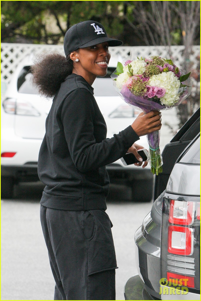Kelly Rowland Stops & Smells the Flowers Photo 3670753 Kelly Rowland