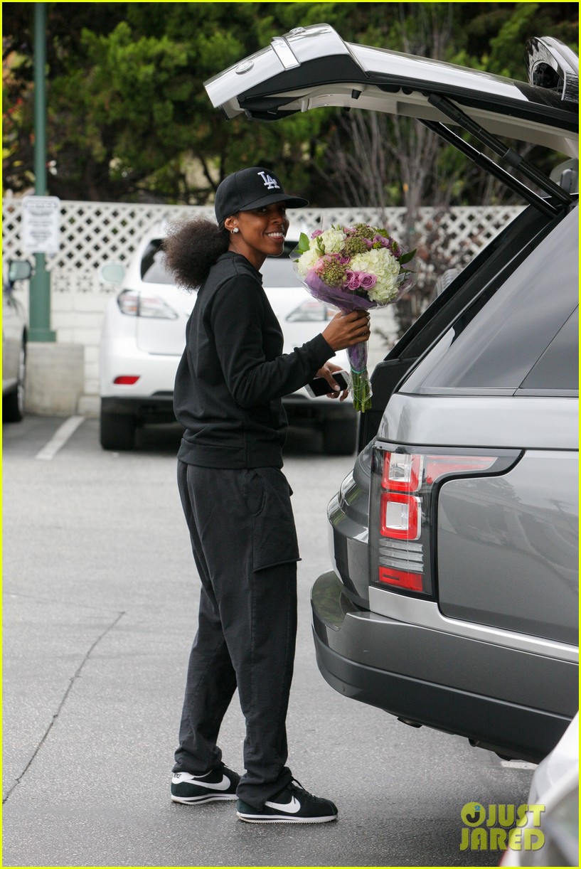 Kelly Rowland Stops & Smells the Flowers Photo 3670754 Kelly Rowland