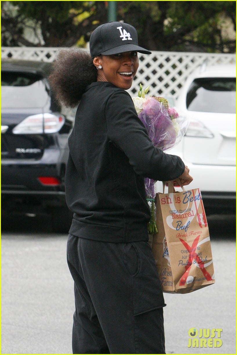 Kelly Rowland Stops & Smells the Flowers Photo 3670756 Kelly Rowland