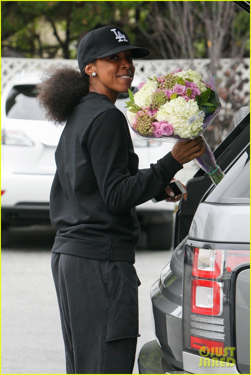 Kelly Rowland Stops & Smells the Flowers Photo 3670757 Kelly Rowland