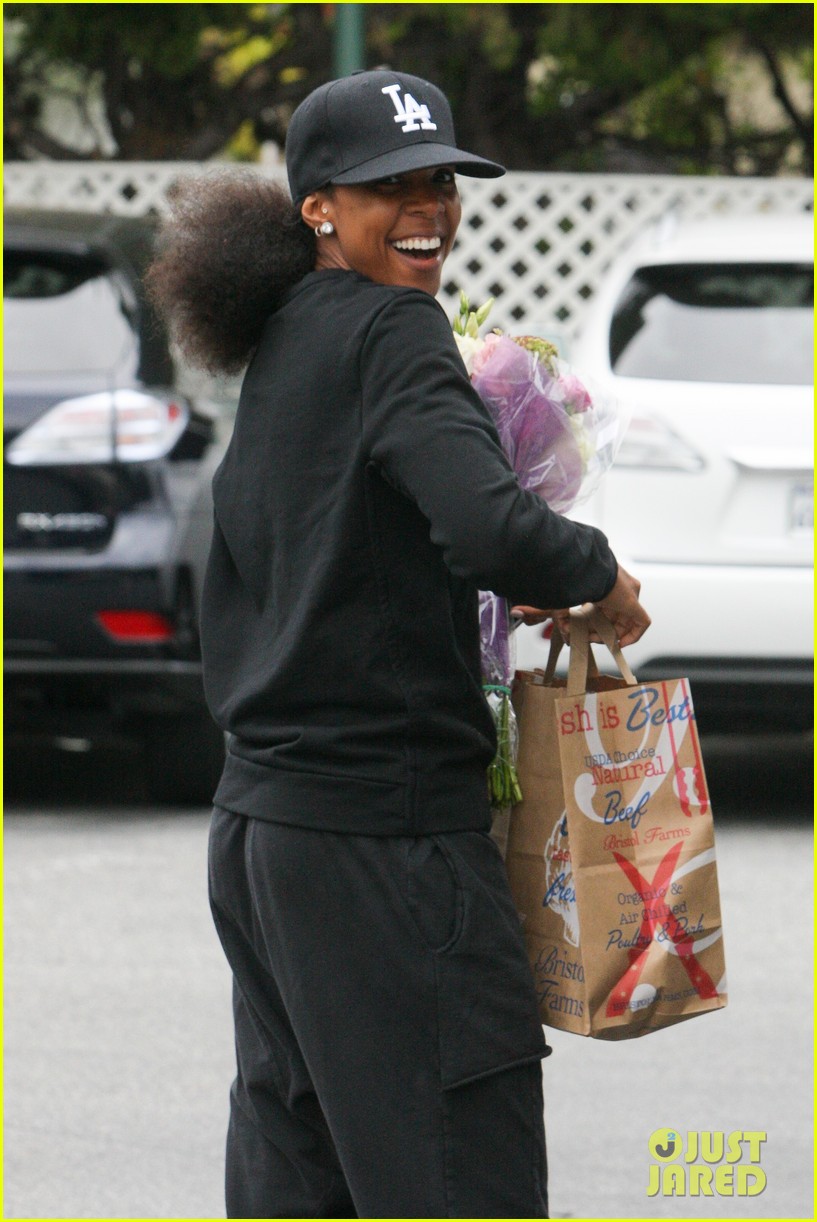 Kelly Rowland Stops & Smells the Flowers Photo 3670761 Kelly Rowland