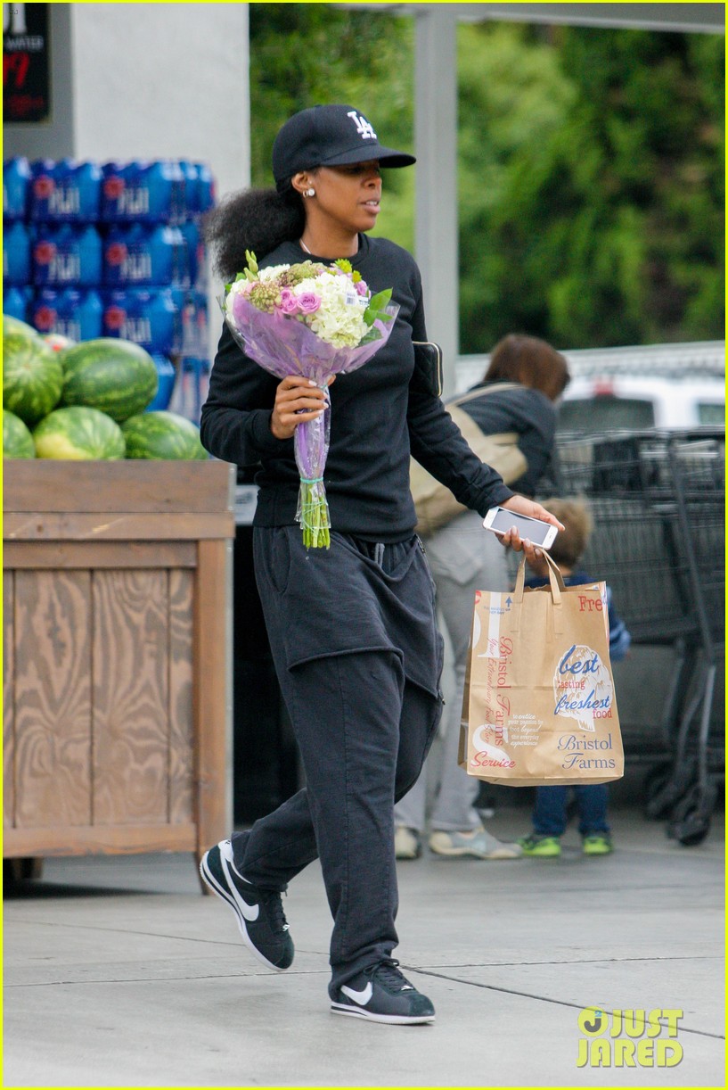Kelly Rowland Stops & Smells the Flowers Photo 3670763 Kelly Rowland