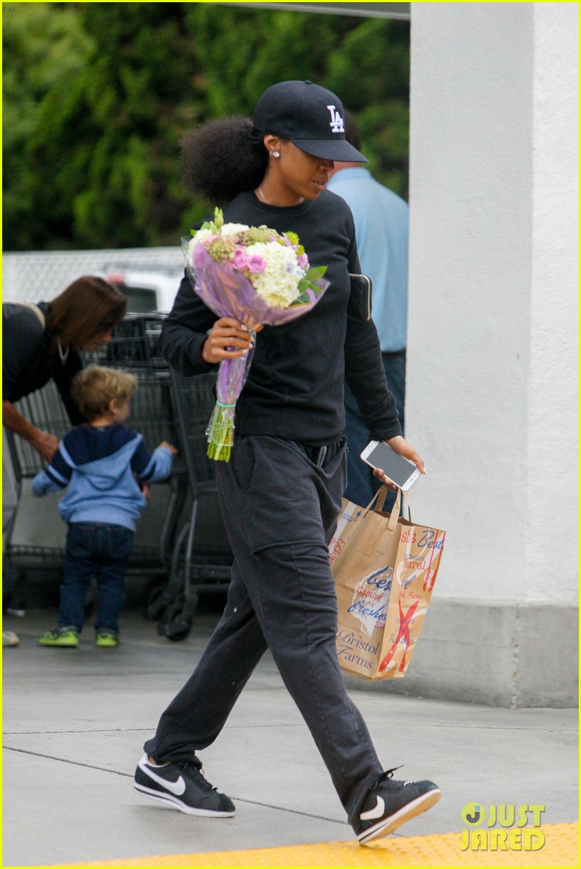 Kelly Rowland Stops & Smells the Flowers Photo 3670768 Kelly Rowland