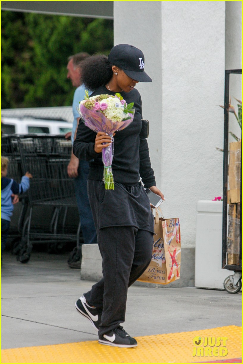 Kelly Rowland Stops & Smells the Flowers Photo 3670770 Kelly Rowland