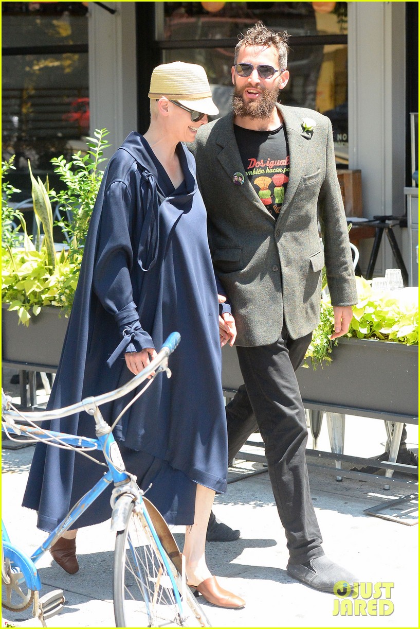 Tilda Swinton & Partner Sandro Kopp Hold Hands in NYC Photo 3677049
