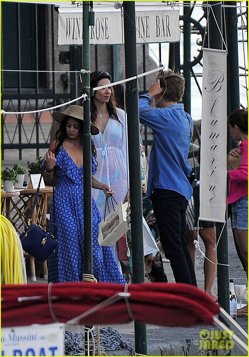 Austin Butler Shows Off Short Haircut on Italian Vacation With Vanessa